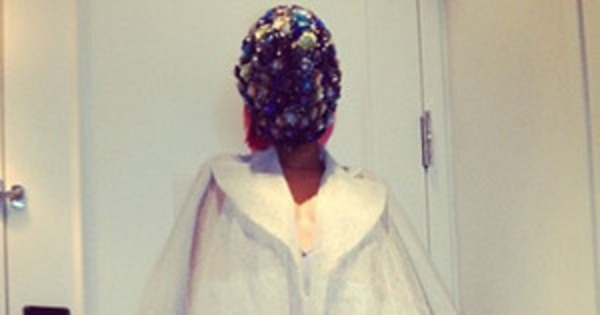 Rita Ora S Freaky Flower Mask E News